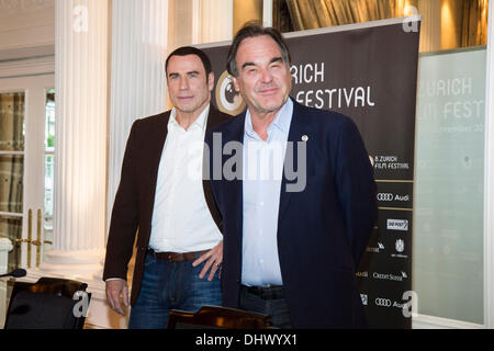 John Travolta und Oliver Stone behandelnden Pressekonferenz zum wilden beim Zurich Filmfestival. Zürich, Schweiz - 20.09.2012 Stockfoto