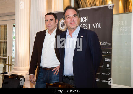 John Travolta und Oliver Stone behandelnden Pressekonferenz zum wilden beim Zurich Filmfestival. Zürich, Schweiz - 20.09.2012 Stockfoto