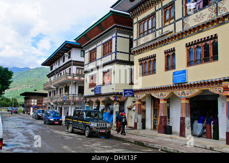 Paro, Hauptstraße, traditionelle Architektur, dekoriert Reich Gebäude von kleinen Geschäften umgeben von Farmen Reisfelder, Bhutan Stockfoto