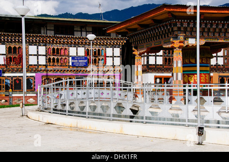 Paro, Hauptstraße, traditionelle Architektur, dekoriert Reich Gebäude von kleinen Geschäften umgeben von Farmen Reisfelder, Bhutan Stockfoto