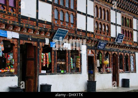 Paro, Hauptstraße, traditionelle Architektur, dekoriert Reich Gebäude von kleinen Geschäften umgeben von Farmen Reisfelder, Bhutan Stockfoto