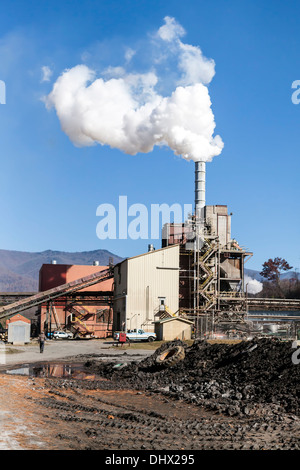 Jackson-Papier-Produktionsanlage mit Schornstein in den Smoky Mountains in Sylva, Nord-Carolina recycelt Papierprodukte. Stockfoto