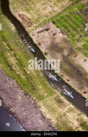 Niederlande, Nieuwkoop, Naturschutzgebiet namens Nieuwkoopse Plassen. Menschen im Ruderboot. Luftbild Stockfoto