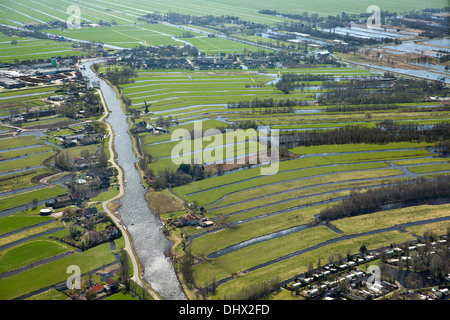 Niederlande, Nieuwkoop, Betriebe, Ackerland, Windmühle in der Nähe von Seen genannt Nieuwkoopse Plassen. Luftbild Stockfoto