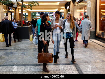 Rebecca Mir und ihrer Landsleute Deutschland nächste Topmodel Kandidatin Amelie Klever bei der Eröffnung des neu erweiterten CentrO-Shopping-Mall. Oberhausen, Deutschland - 27.09.2012 Stockfoto