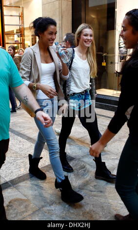 Rebecca Mir und ihrer Landsleute Deutschland nächste Topmodel Kandidatin Amelie Klever bei der Eröffnung des neu erweiterten CentrO-Shopping-Mall. Oberhausen, Deutschland - 27.09.2012 Stockfoto