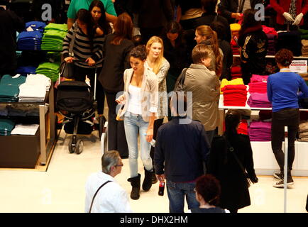 Rebecca Mir und ihrer Landsleute Deutschland nächste Topmodel Kandidatin Amelie Klever bei der Eröffnung des neu erweiterten CentrO-Shopping-Mall. Oberhausen, Deutschland - 27.09.2012 Stockfoto