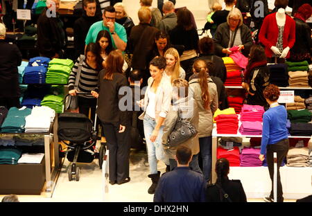 Rebecca Mir und ihrer Landsleute Deutschland nächste Topmodel Kandidatin Amelie Klever bei der Eröffnung des neu erweiterten CentrO-Shopping-Mall. Oberhausen, Deutschland - 27.09.2012 Stockfoto