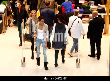 Rebecca Mir und ihrer Landsleute Deutschland nächste Topmodel Kandidatin Amelie Klever bei der Eröffnung des neu erweiterten CentrO-Shopping-Mall. Oberhausen, Deutschland - 27.09.2012 Stockfoto