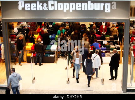 Rebecca Mir und ihrer Landsleute Deutschland nächste Topmodel Kandidatin Amelie Klever bei der Eröffnung des neu erweiterten CentrO-Shopping-Mall. Oberhausen, Deutschland - 27.09.2012 Stockfoto