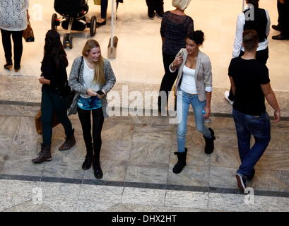 Rebecca Mir und ihrer Landsleute Deutschland nächste Topmodel Kandidatin Amelie Klever bei der Eröffnung des neu erweiterten CentrO-Shopping-Mall. Oberhausen, Deutschland - 27.09.2012 Stockfoto