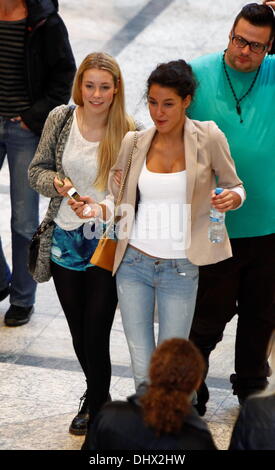 Rebecca Mir und ihrer Landsleute Deutschland nächste Topmodel Kandidatin Amelie Klever bei der Eröffnung des neu erweiterten CentrO-Shopping-Mall. Oberhausen, Deutschland - 27.09.2012 Stockfoto