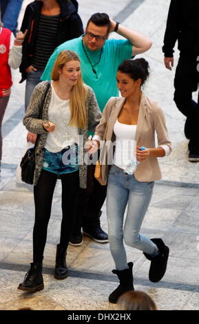 Rebecca Mir und ihrer Landsleute Deutschland nächste Topmodel Kandidatin Amelie Klever bei der Eröffnung des neu erweiterten CentrO-Shopping-Mall. Oberhausen, Deutschland - 27.09.2012 Stockfoto