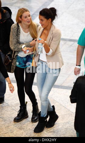 Rebecca Mir und ihrer Landsleute Deutschland nächste Topmodel Kandidatin Amelie Klever bei der Eröffnung des neu erweiterten CentrO-Shopping-Mall. Oberhausen, Deutschland - 27.09.2012 Stockfoto