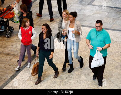 Rebecca Mir und ihrer Landsleute Deutschland nächste Topmodel Kandidatin Amelie Klever bei der Eröffnung des neu erweiterten CentrO-Shopping-Mall. Oberhausen, Deutschland - 27.09.2012 Stockfoto