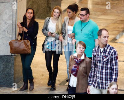 Rebecca Mir und ihrer Landsleute Deutschland nächste Topmodel Kandidatin Amelie Klever bei der Eröffnung des neu erweiterten CentrO-Shopping-Mall. Oberhausen, Deutschland - 27.09.2012 Stockfoto