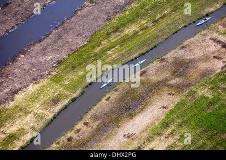 Niederlande, Nieuwkoop, Naturschutzgebiet namens Nieuwkoopse Plassen. Menschen im Ruderboot. Luftbild Stockfoto