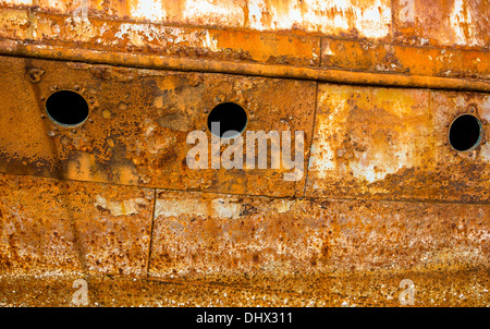 Rostige Wand mit Löchern eines Schiffswracks Stockfoto