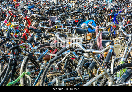 Fahrradparkplatz In Amsterdam In Den Niederlanden Stockfoto