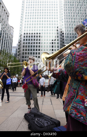 Aktivisten der Anti-G8-Rallye im Londoner Bankenviertel. Stockfoto