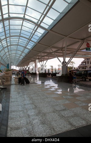 Flughafen Denpasar Bali terminal Ngurah Bali Asien Indonesien Ankunft Passagiere Touristen Gepäck Hafen Transport Umzug fliegen Flugreisen Stockfoto