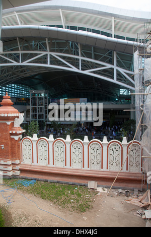 Flughafen Denpasar Bali terminal Ngurah Bali Asien Indonesien Ankunft Passagiere Touristen Gepäck Hafen Transport Umzug fliegen Flugreisen Stockfoto