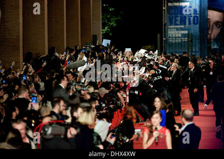 Rom, Italien. 14. November 2013. Fans besuchen die Schauspieler von "The Hunger Games: Catching Fire" premiere bei den internationalen Filmfestival in Rom, am 14. November 2013.Photo: Massimo Valicchia/NurPhoto Credit: Massimo Valicchia/NurPhoto/ZUMAPRESS.com/Alamy Live News Stockfoto