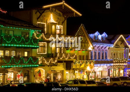 Die Stadt von Leavenworth dekoriert mit Weihnachtsbeleuchtung für die Ferienzeit, Washington. Stockfoto