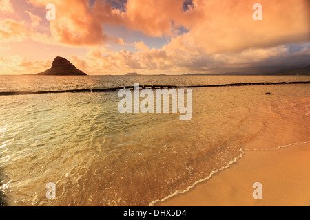 USA, Hawaii, Oahu, Kualoa Beach Park, Mokoli'i Island (früher bekannt als veralteter Begriff „Chinaman's hat“) Stockfoto