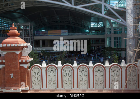 Flughafen Denpasar Bali terminal Ngurah Bali Asien Indonesien Ankunft Passagiere Touristen Gepäck Hafen Transport Umzug fliegen Flugreisen Stockfoto