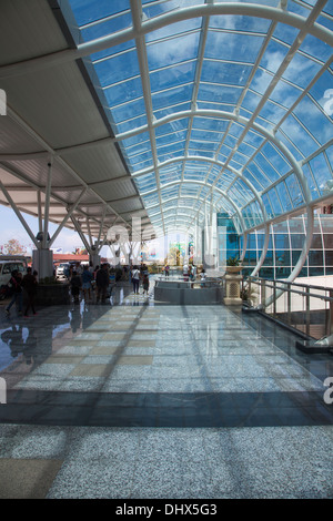 Flughafen Denpasar Bali terminal Ngurah Bali Asien Indonesien Ankunft Passagiere Touristen Gepäck Hafen Transport Umzug fliegen Flugreisen Stockfoto