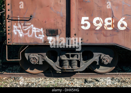 Räder und Fahrwerk des ungenutzten Eisenbahn Zug Güterwagen gespeichert auf einem Sporn der Seite in der Nähe von Dillsboro und Sylva, North Carolina, USA. Stockfoto