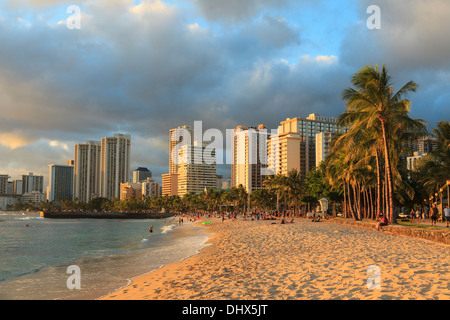 USA, Hawaii, Oahu, Honolulu, Waikiki Beach und Skyline Stockfoto