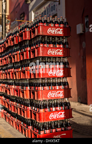 Coca-Cola-Flaschen stapeln sich für die Lieferung in Oaxaca, Mexiko. Stockfoto