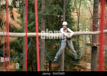 Mädchen in einer Kletterhalle Stockfoto