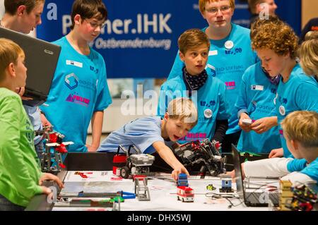 Eberswalde, Deutschland. 15. November 2013. Schüler nehmen Teil am Roboter-Wettbewerb "Erste Lego League 2013" mit ihren Roboter aus Legosteinen in Eberswalde, Deutschland, 15. November 2013. 21 Teams aus Schulen aus Brandenburg und angrenzenden Land Polen werden in der Roboter-Wettbewerb teilnehmen. Die Veranstaltung ist Teil einer internationalen Roboterwettbewerb für Kinder im Alter zwischen zehn und sechzehn. Foto: PATRICK PLEUL/Dpa/Alamy Live News Stockfoto