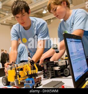 Eberswalde, Deutschland. 15. November 2013. Zwei Schüler nehmen Teil am Roboter-Wettbewerb "Erste Lego League 2013" mit ihren Roboter aus Legosteinen in Eberswalde, Deutschland, 15. November 2013. 21 Teams aus Schulen aus Brandenburg und angrenzenden Land Polen werden in der Roboter-Wettbewerb teilnehmen. Die Veranstaltung ist Teil einer internationalen Roboterwettbewerb für Kinder im Alter zwischen zehn und sechzehn. Foto: PATRICK PLEUL/Dpa/Alamy Live News Stockfoto