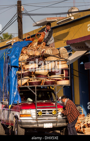 Korbflechter liefern ihre waren auf dem Markt Benito Juarez in Oaxaca, Mexiko. Stockfoto