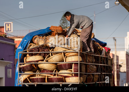 Korbflechter liefern ihre waren auf dem Markt Benito Juarez in Oaxaca, Mexiko. Stockfoto