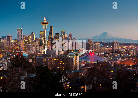 Die Skyline von Seattle bei Nacht mit Mount Rainier in der Ferne, wie gesehen von Kerry Park in Seattle, WA. Stockfoto