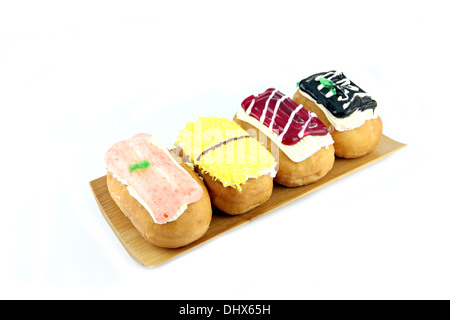 Close-up-Sushi-Donut in der Bambus-Schale auf weißem Hintergrund. Stockfoto