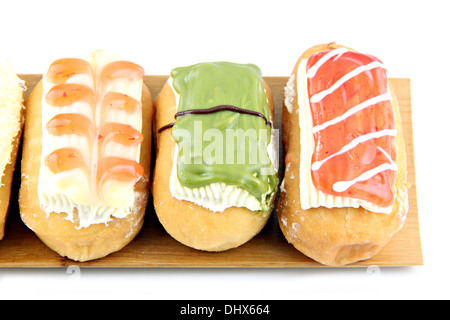 Close-up-Sushi-Donut in der Bambus-Schale auf weißem Hintergrund. Stockfoto