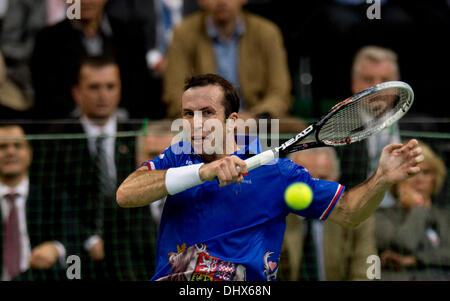 Belgrad, Serbien. 15. November 2013. Tschechische Republik Radek Stepanek gibt einen Ball auf Novak Djokovic Serbien während ihrer Davis Cup Finale Tennis Einzel Match in Belgrad, Serbien, Freitag, 15. November 2013 zurück. (Foto CTK/Michal Kamaryt) Stockfoto