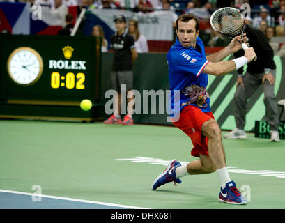 Belgrad, Serbien. 15. November 2013. Tschechische Republik Radek Stepanek gibt einen Ball auf Novak Djokovic Serbien während ihrer Davis Cup Finale Tennis Einzel Match in Belgrad, Serbien, Freitag, 15. November 2013 zurück. (Foto CTK/Michal Kamaryt) Stockfoto