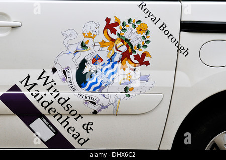 Royal Borough of Windsor & Maidenhead-Logo auf Seite von taxi Stockfoto