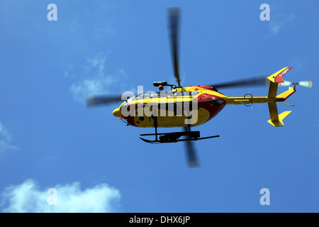 Hubschrauber im Flug, Mont-Blanc-Massiv, Chamonix, Alpes, Frankreich Stockfoto