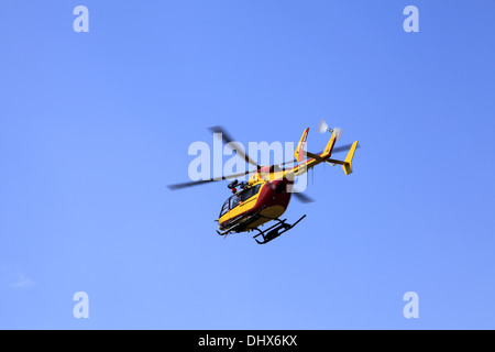 Hubschrauber im Flug, Mont-Blanc-Massiv, Chamonix, Alpes, Frankreich Stockfoto