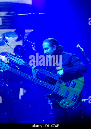 Lee Pomeroy auf doppelte necked Gitarrenspiel mit Steve Hackett Genesis Revisited Tour in Liverpool Mai 2013 Stockfoto