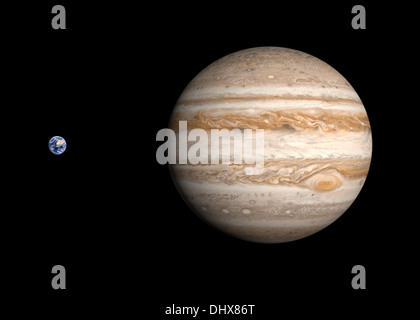 Ein Vergleich zwischen den Planeten Erde und Jupiter auf einem sauberen schwarzen Hintergrund. Stockfoto