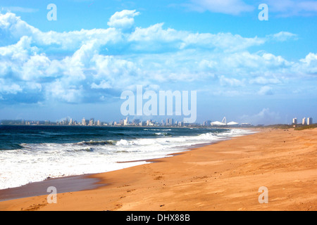 Blick auf die Skyline der Stadt Durban vom Strand von La Lucia Durban Südafrika Stockfoto